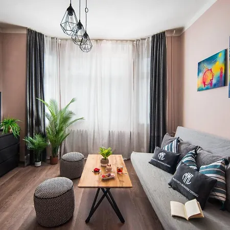 Calmness In The Busy City Center Apartment